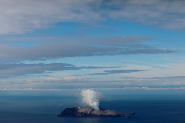 新西兰怀卡里火山（又称白岛）的空中视角