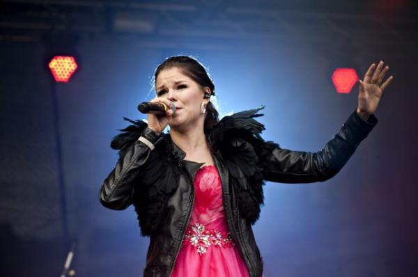 Saara Aalto performing in 2013.