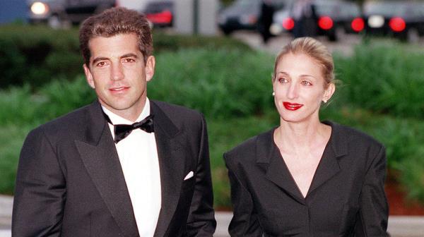 John F. Kennedy Jr. kissing Carolyn bessette